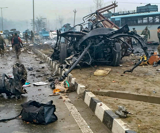 Pulwama Terror Attack: पूरे देश में शोक और गुस्सा, देखें तस्वीर
